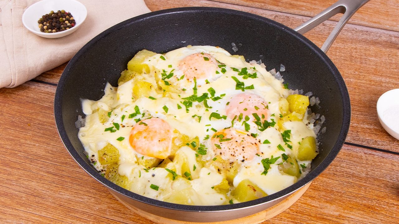 Uova e patate in padella: la ricetta del piatto unico salva cena