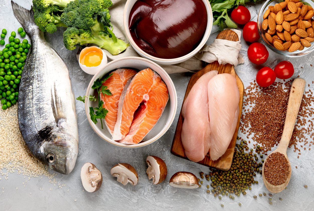 Vitamina B12: a cosa serve, quali alimenti ne sono più ricchi e cosa fare in caso di carenze