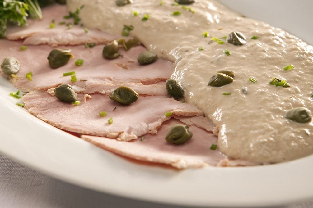 Storia del vitello tonnato, un piatto nato grazie ai contrabbandieri del Piemonte