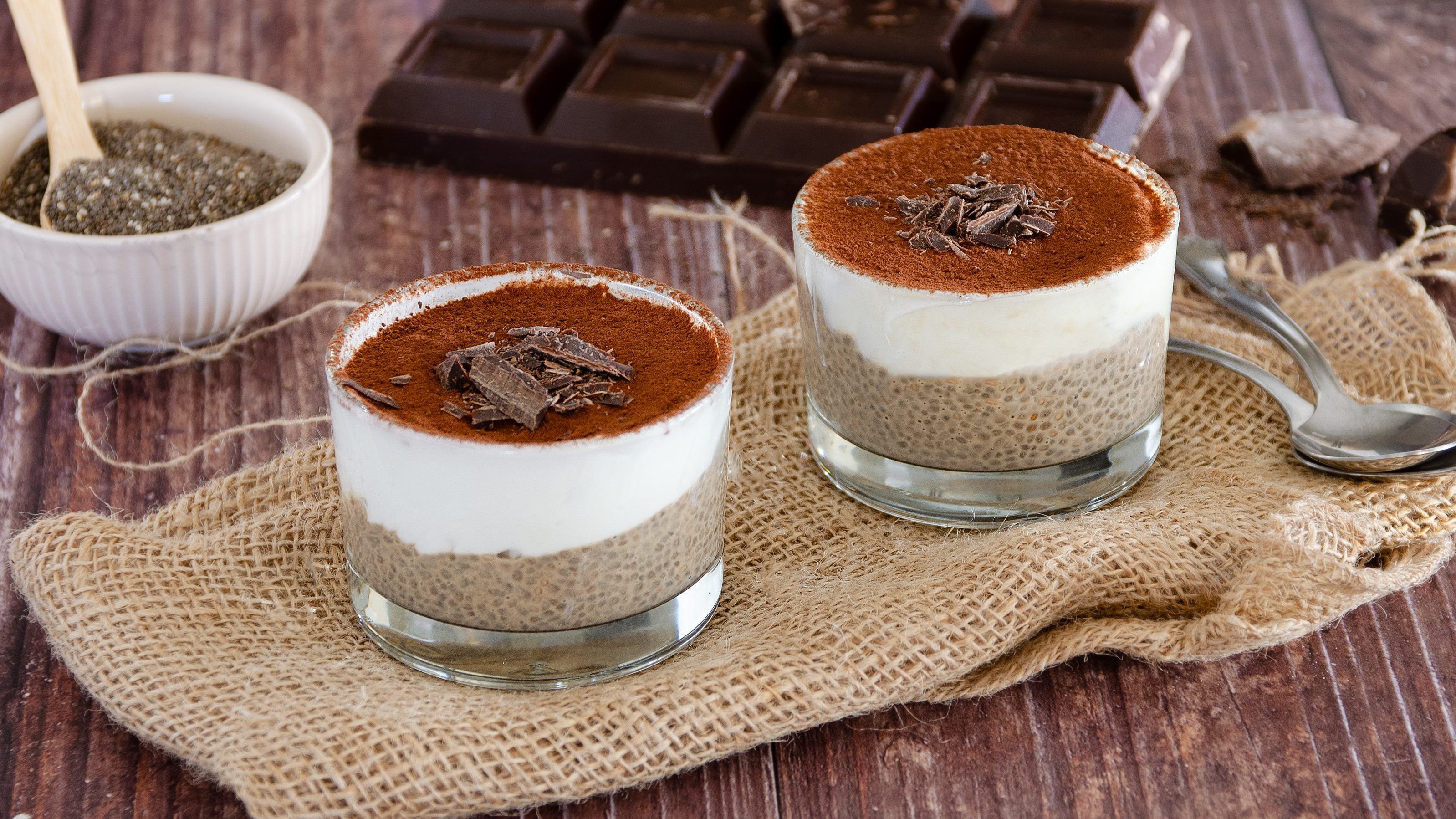 Chia pudding tiramisù: la ricetta golosa e leggera con yogurt, caffè e cioccolato fondente