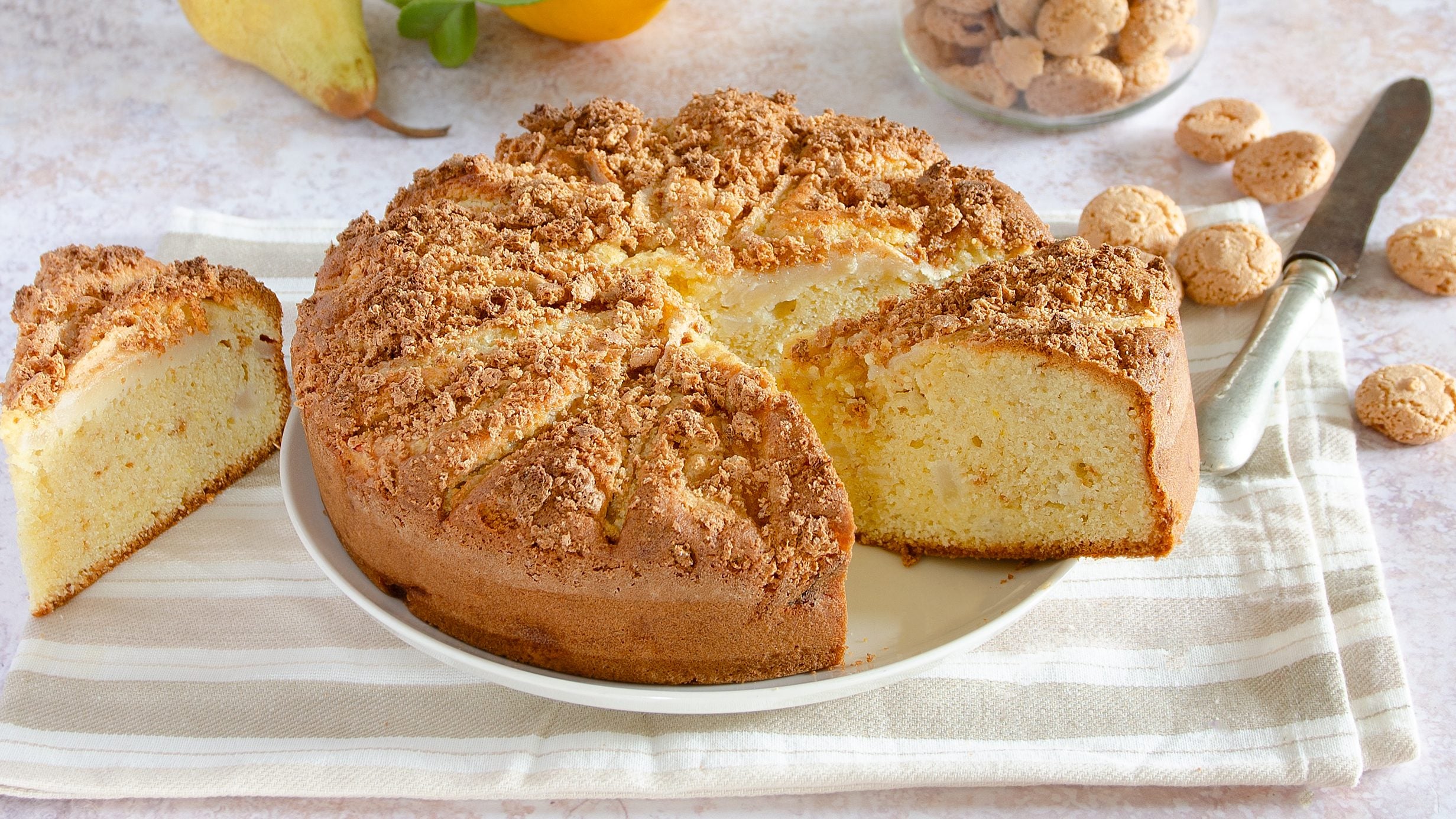 Torta di pere, amaretti e mandorle