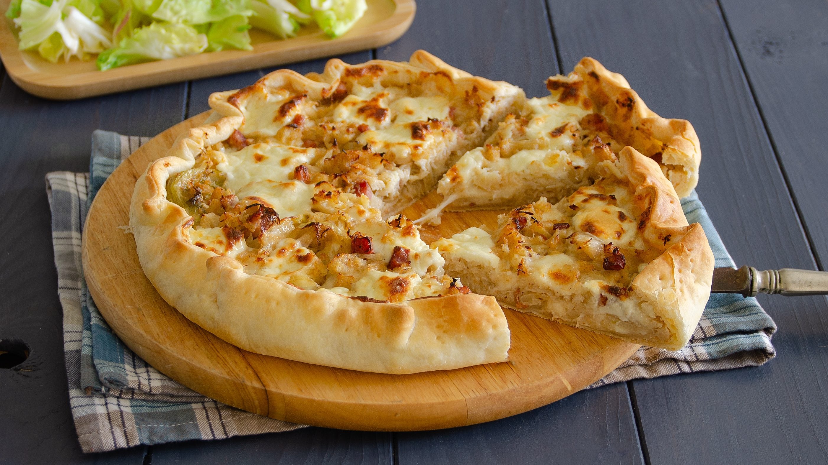 Torta salata di cavolfiore: la ricetta rustica con pancetta e stracchino