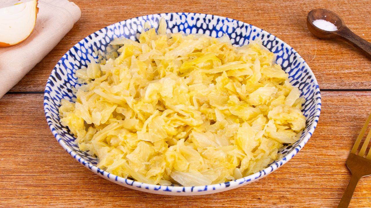 Cavolo cappuccio stufato: la ricetta del contorno invernale veloce e saporito