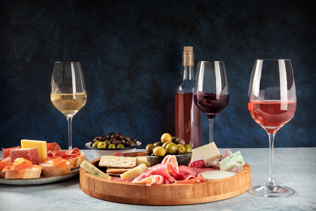 Vini da aperitivo: quali scegliere, come abbinarli e come servirli davvero bene