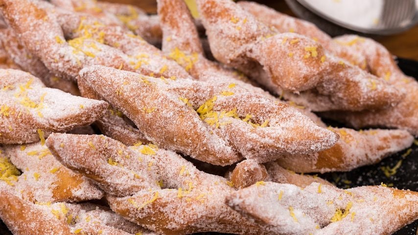 Frittelle al limone: la ricetta dei dolcetti soffici e deliziosi per Carnevale
