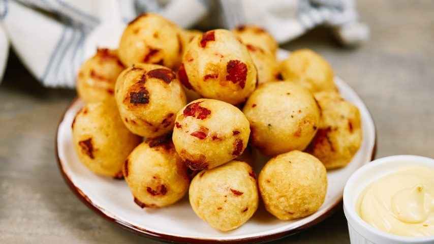 Frittelle al salame senza lievito: la ricetta dell'antipasto veloce e stuzzicante