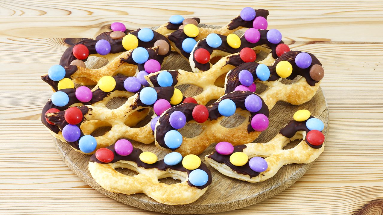 Maschere di pasta sfoglia: la ricetta dei dolcetti veloci per il Carnevale