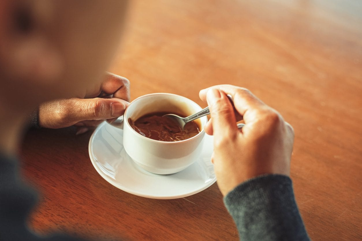 La fisica dice che esiste un modo giusto per mescolare il caffè