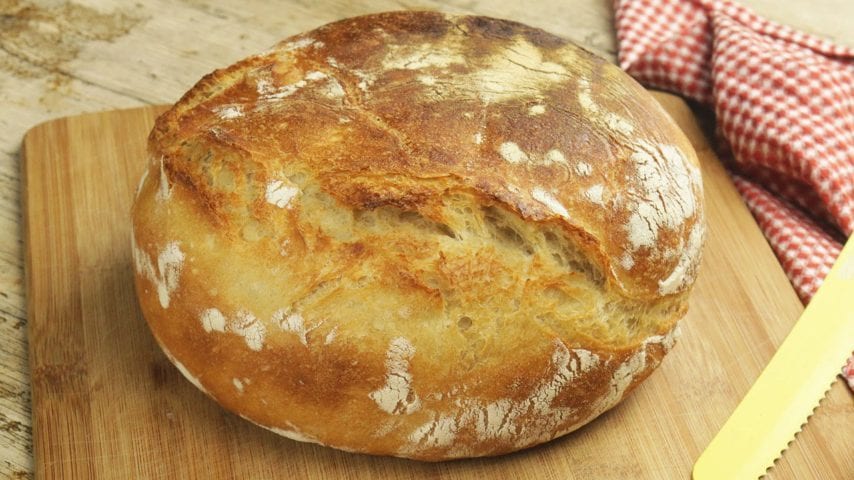 Pane senza impasto in pentola: la ricetta del lievitato con crosta croccante pronto in pochi passaggi