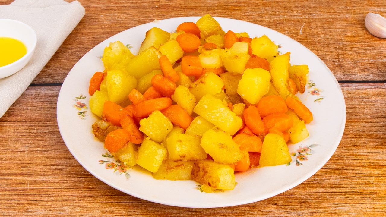 Patate e carote in padella: la ricetta del contorno veloce e saporito