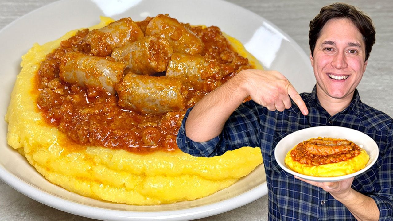Polenta e salsiccia: la ricetta al sugo del piatto unico ricco e corroborante
