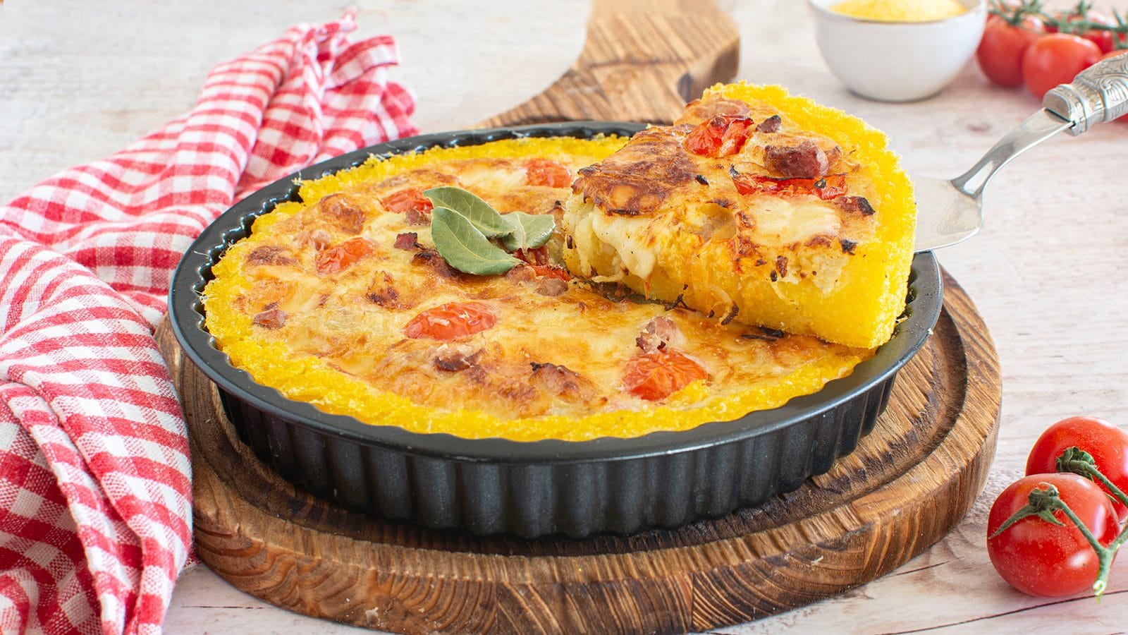 Quiche di polenta: la ricetta con pancetta, taleggio e pomodorini