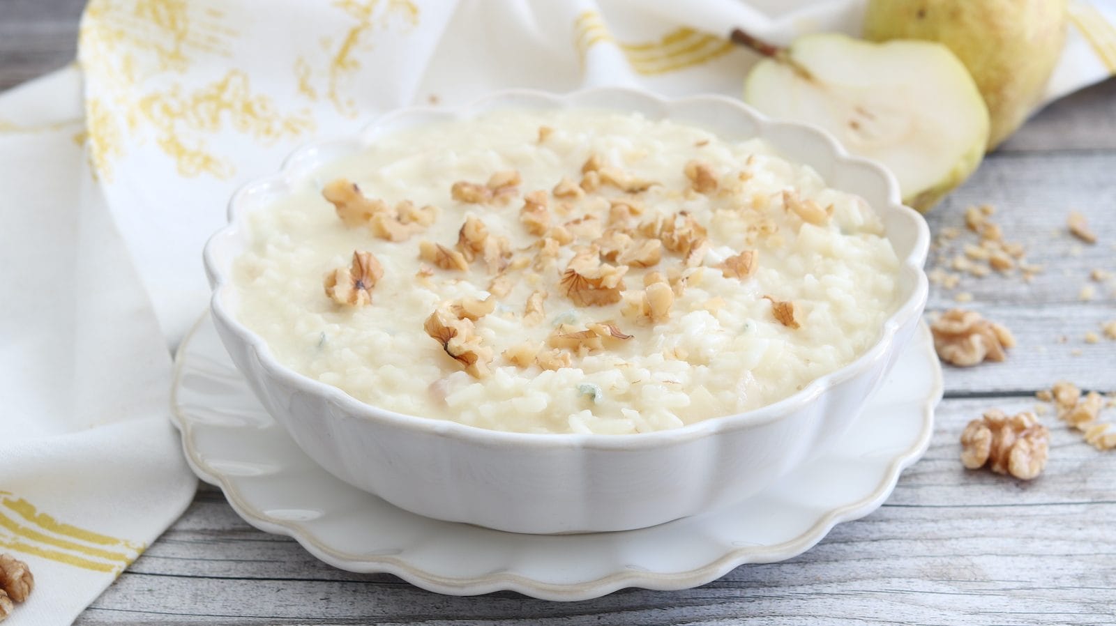 Risotto pere e gorgonzola: la ricetta cremosa con noci croccanti