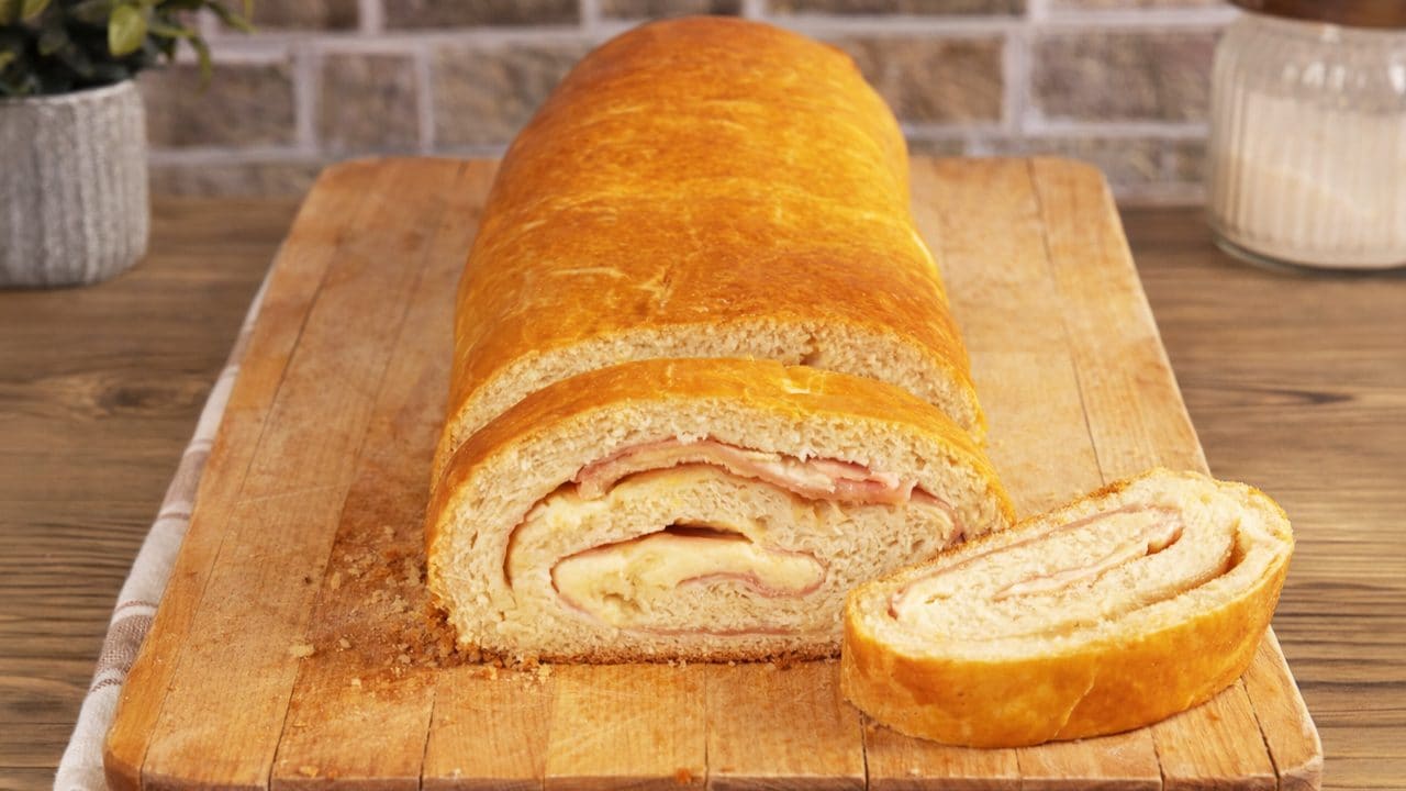 Rotolo di pane farcito