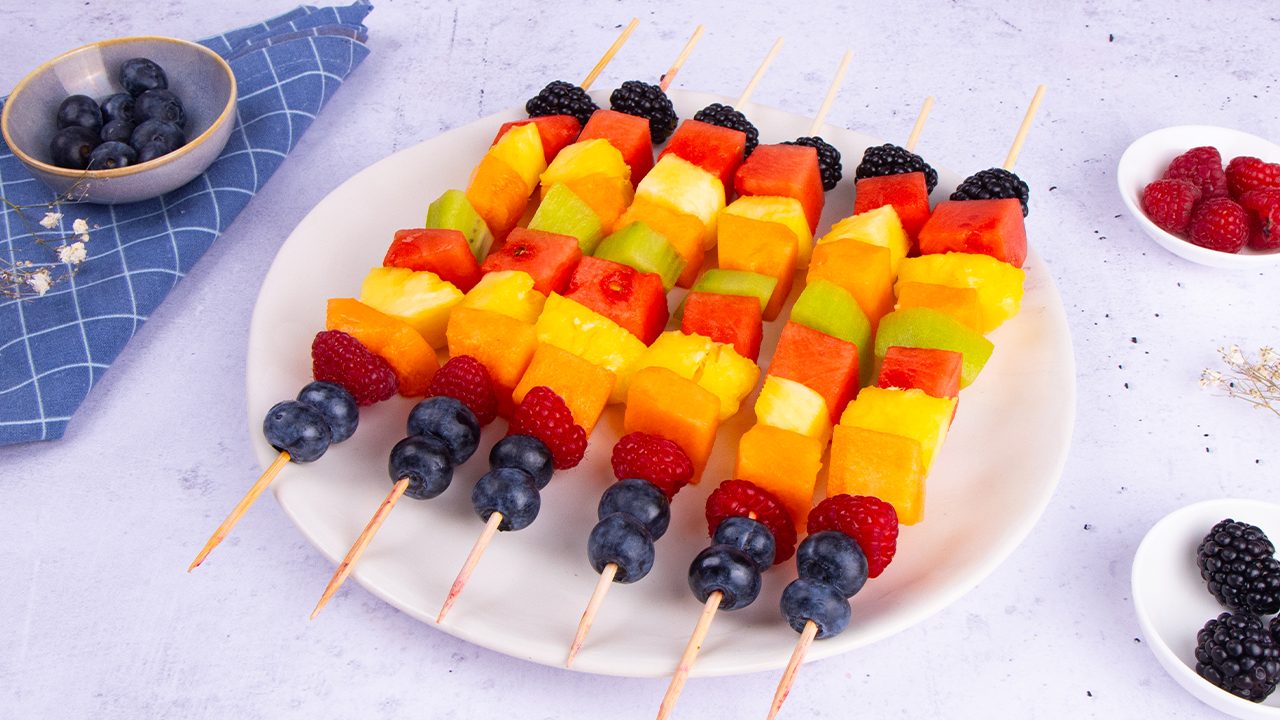 Spiedini di frutta: la ricetta veloce e scenografica da servire a fine pasto