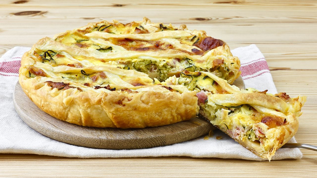 Torta salata con zucchine: la ricetta della torta rustica salvacena e le varianti di preparazione