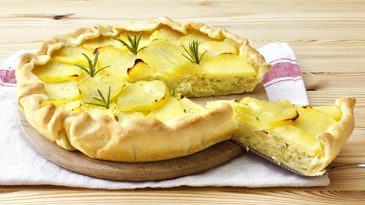 Torta salata patate e cipolla: la ricetta del rustico gustoso e saporito