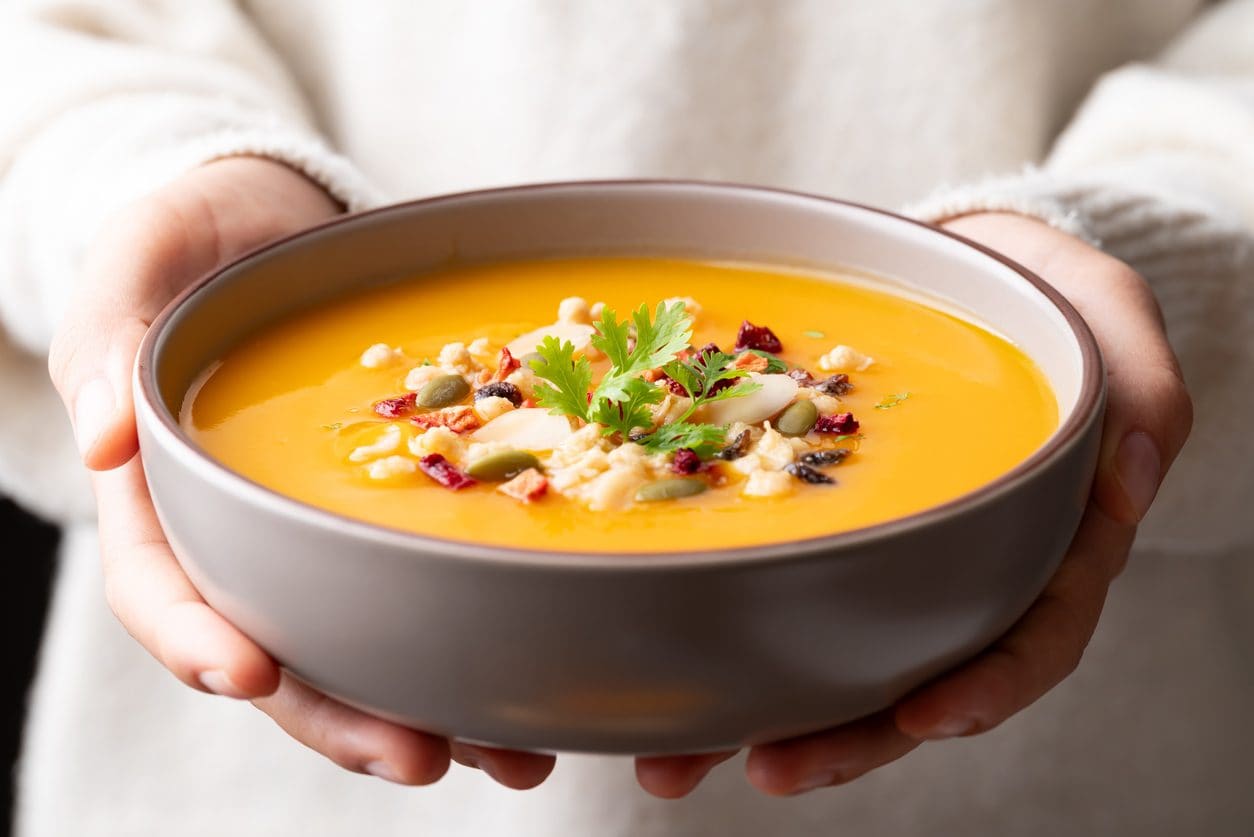 Brodi e zuppe dopo le feste aiutano davvero a depurarsi? Ce lo spiega il nutrizionista