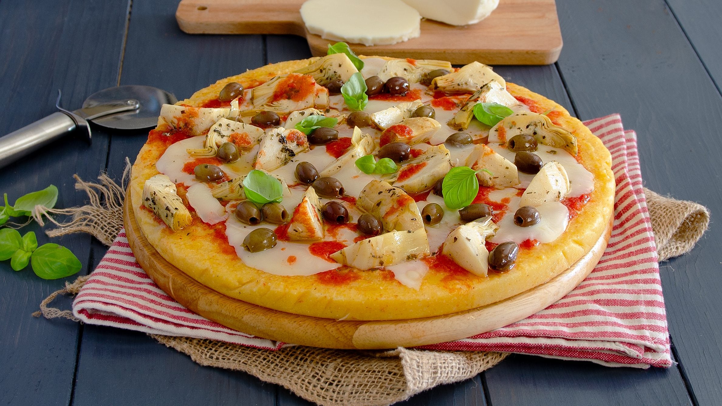 Pizza di polenta: la ricetta con mozzarella, olive e carciofini