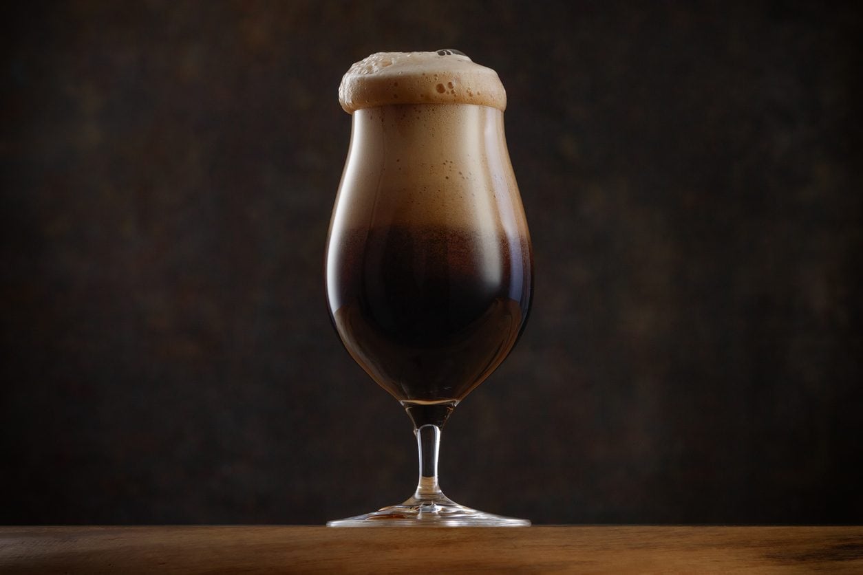 Cos'è la bierstacheln: la birra che si scalda con un ferro rovente e sa di caramello