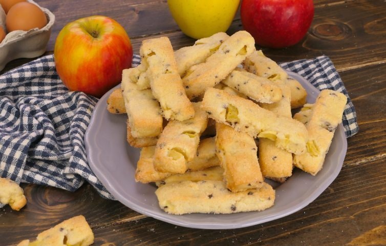 Biscotti furbi mele e cioccolato: la ricetta dei dolcetti pronti in pochi minuti