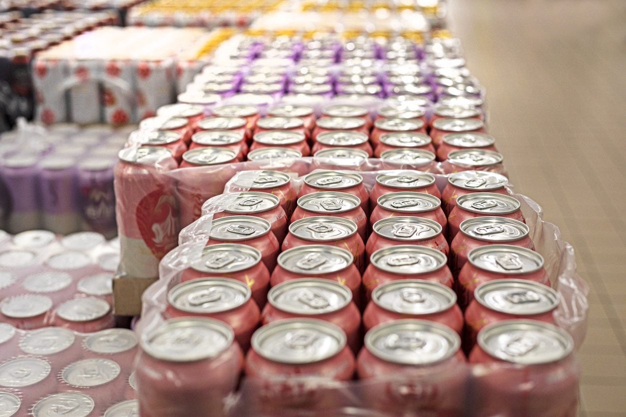 Lattine con bisfenolo A ancora sugli scaffali: perché preoccupano e come riconoscerle