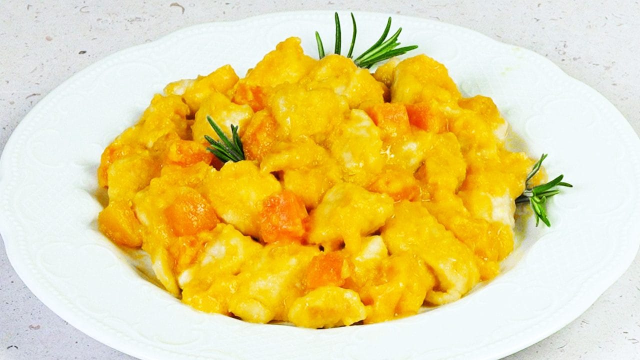 Bocconcini di pollo con la zucca: la ricetta del secondo piatto completo di contorno