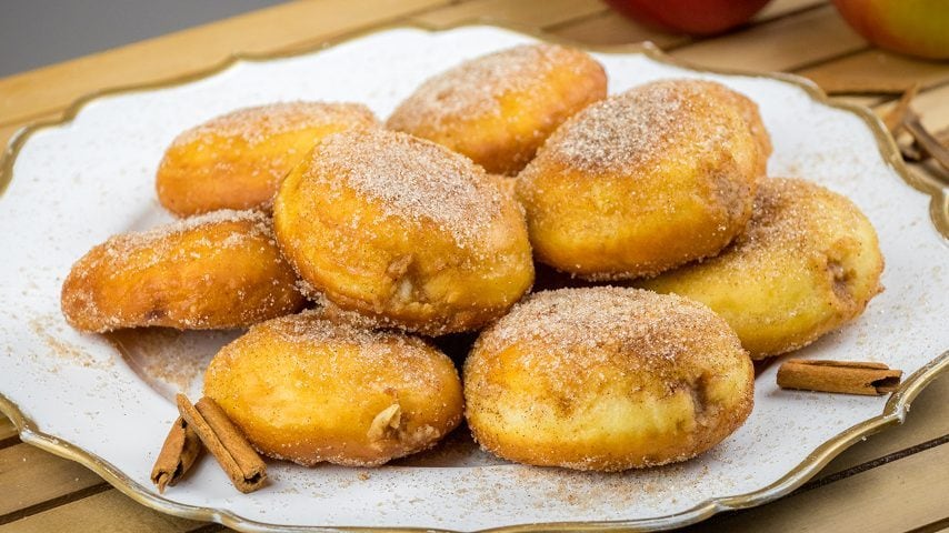 Bomboloni soffici alle mele: la ricetta dei lievitati dolci con delizioso ripieno