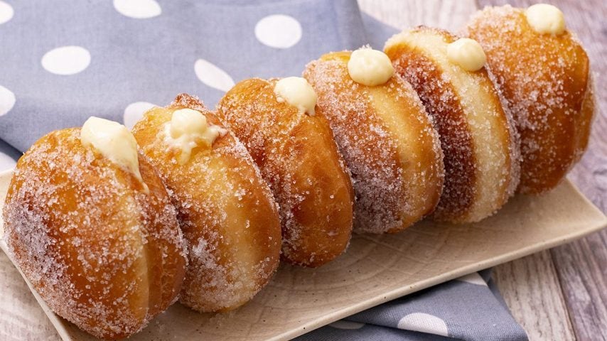 Bomboloni ripieni di crema: la ricetta dei dolcetti fritti morbidi e irresistibili