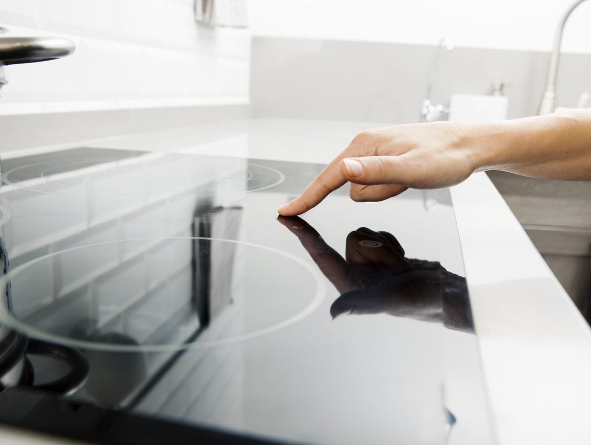 Come pulire il piano cottura a induzione: trattamenti quotidiani e pulizia profonda
