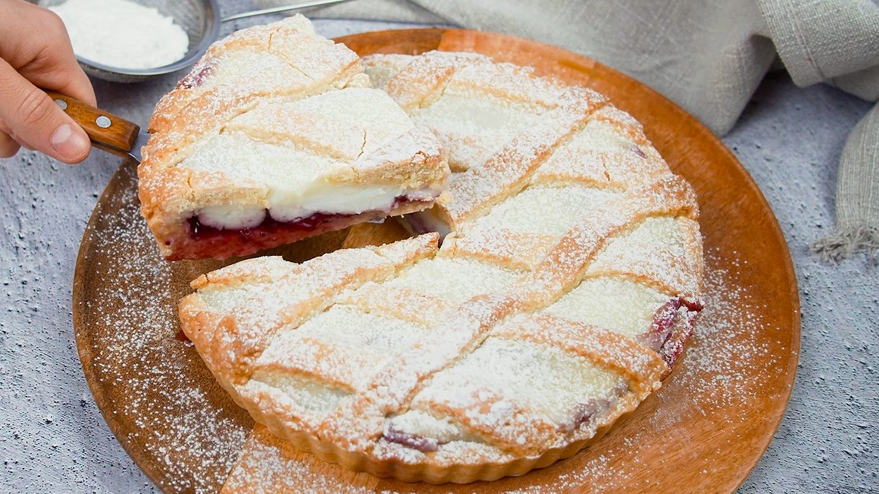 Crostata crema al latte e marmellata: la ricetta del dolce goloso con doppia farcitura