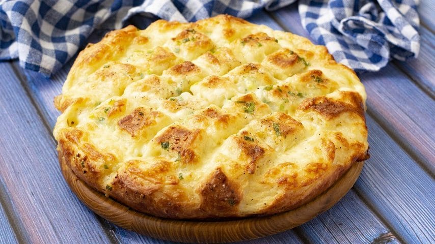 Focaccia al formaggio: la ricetta del rustico saporito e filante