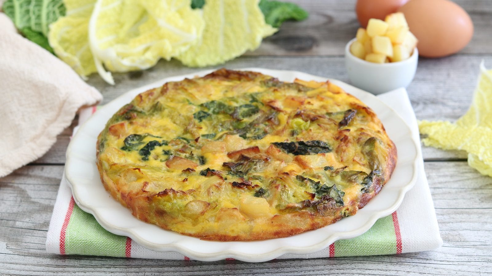 Frittata con verza e patate: la ricetta del piatto semplice e saporito