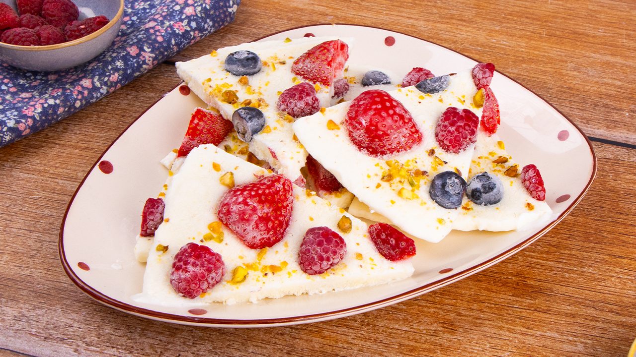 Frozen yogurt bark: la ricetta dello snack dolce fresco e veloce