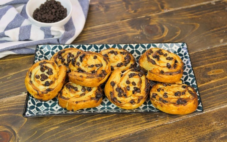 Girelle di pasta sfoglia con ricotta e gocce di cioccolato: la ricetta dei dolcetti facili e golosi