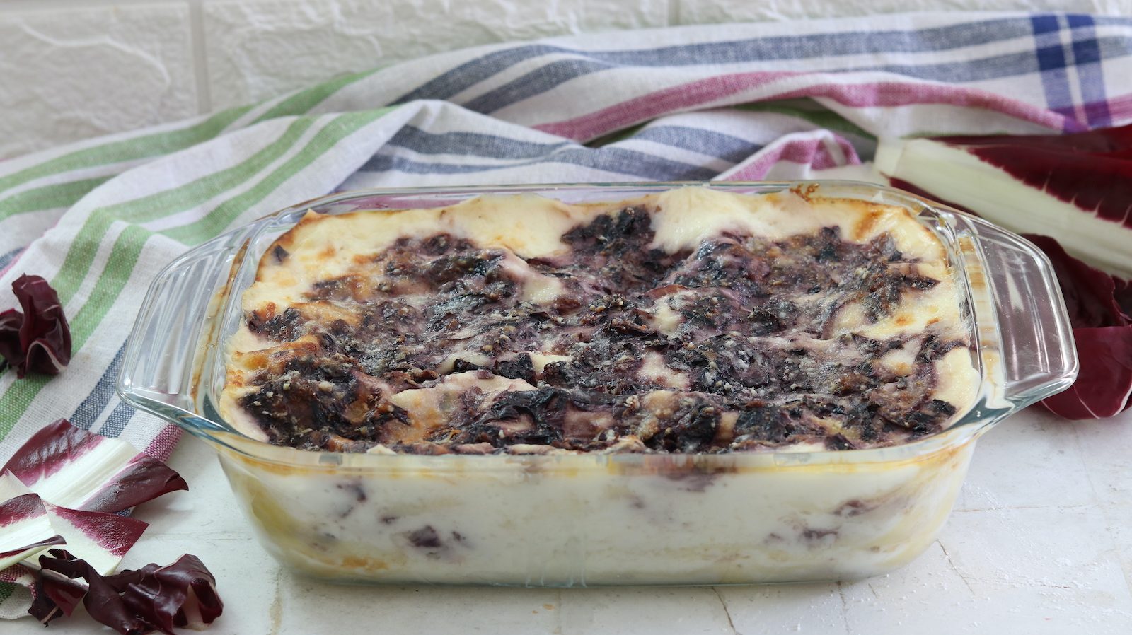Lasagne al radicchio: la ricetta del primo piatto al forno vegetariano