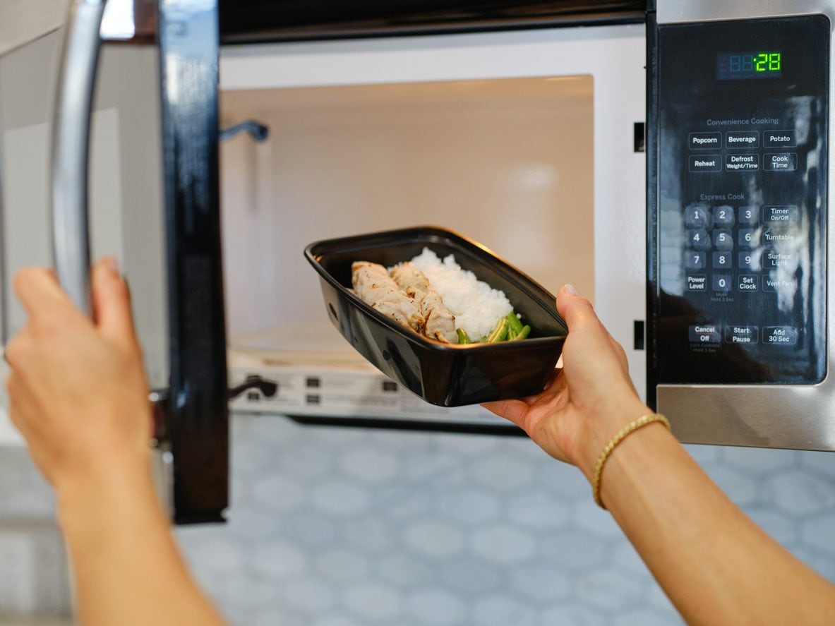 Microonde e pasti pronti: cosa rivela il report Greenpeace sui rischi nascosti dei contenitori in plastica