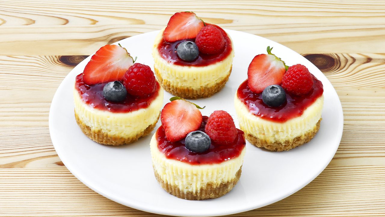 Mini cheesecake: la ricetta delle monoporzioni con frutti di bosco
