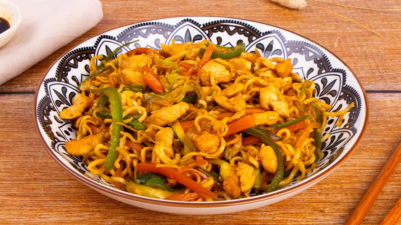 Noodles saltati con pollo e verdure: la ricetta del piatto per chi ama la cucina orientale