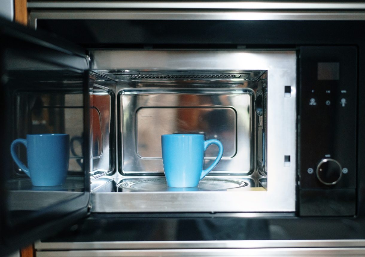Perché dovresti evitare di far bollire l’acqua nel microonde
