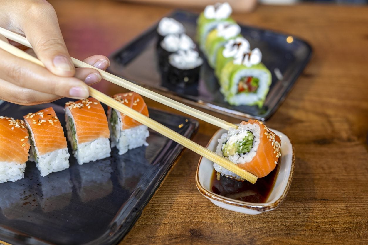 Salmone nel sushi: è davvero pericoloso? Facciamo chiarezza sull’allarmismo