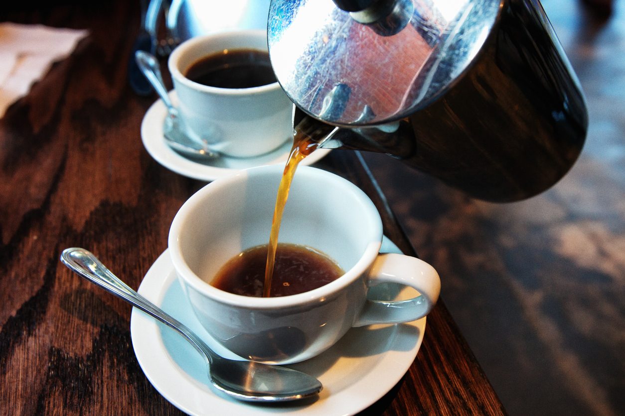 Riscaldare il caffè avanzato fa male? Ecco perché è meglio non berlo e come riutilizzarlo