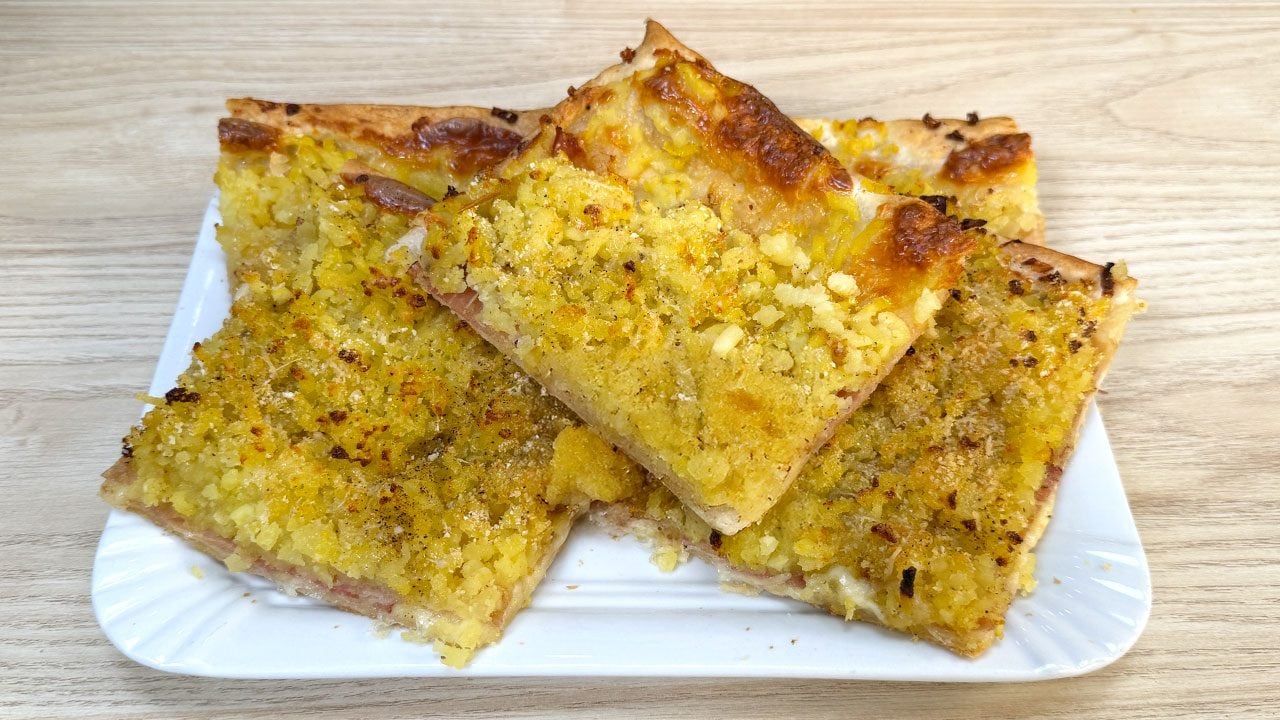 Schiacciata di patate e speck: la ricetta sfiziosa e con ripieno gustoso e filante
