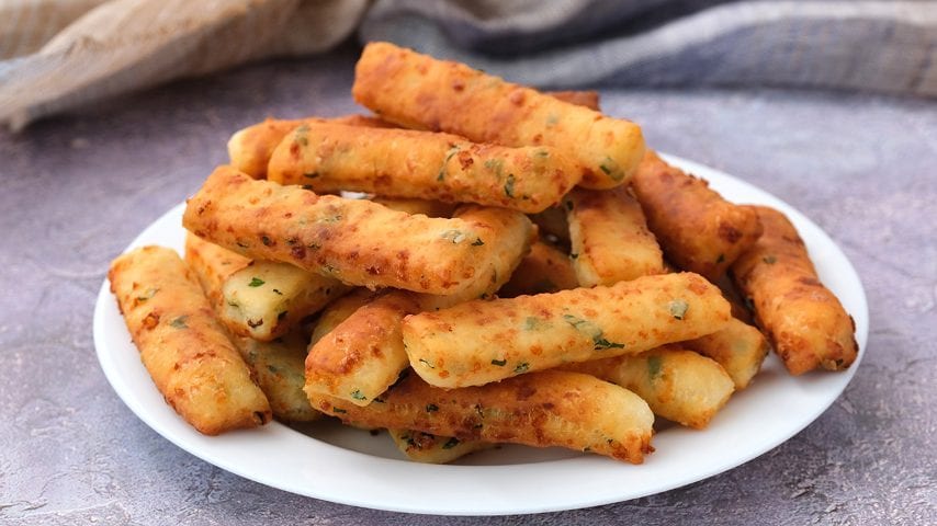 Sticks di pane fritto: la ricetta del contorno sfizioso perfetto anche per l'aperitivo