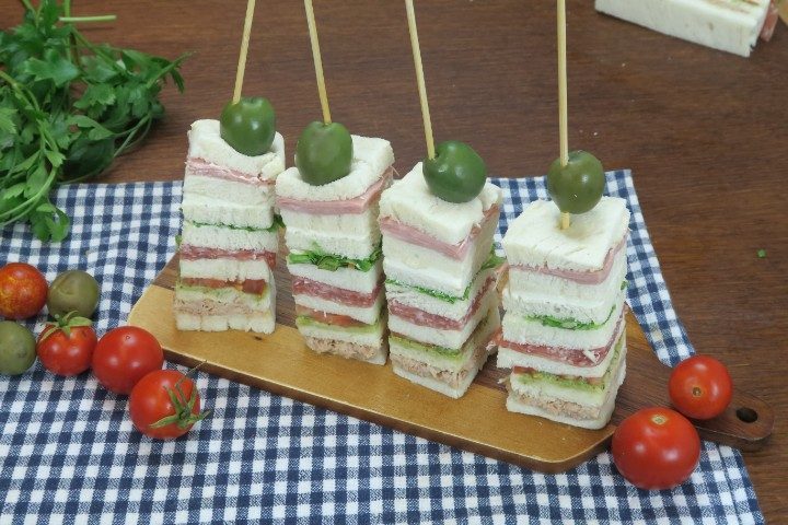 Tartine multicolore: la ricetta dell'antipasto facile e sfizioso