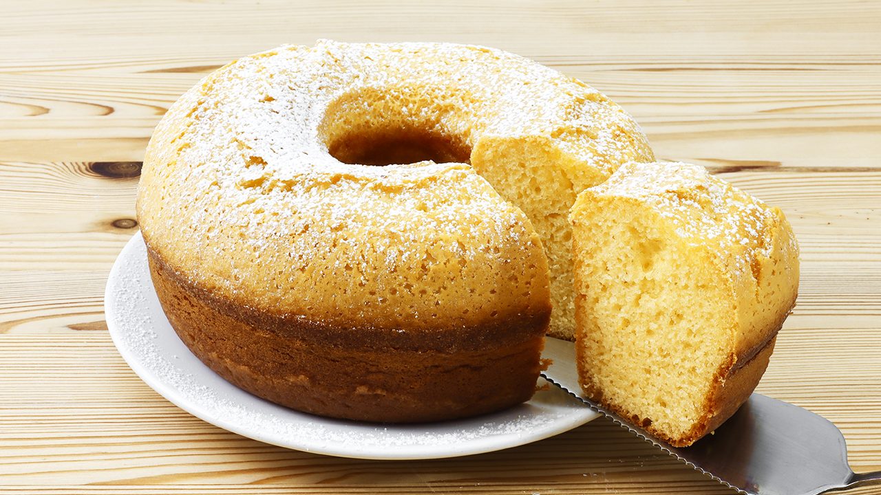 Torta al latte condensato: la ricetta del dolce sofficissimo per la colazione e la merenda