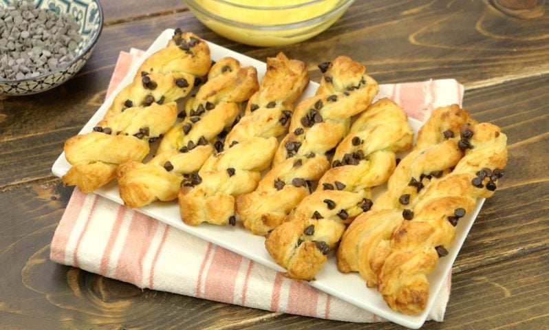Treccine e fiocchi di pasta sfoglia: la ricetta dei due dolcetti facili e golosi