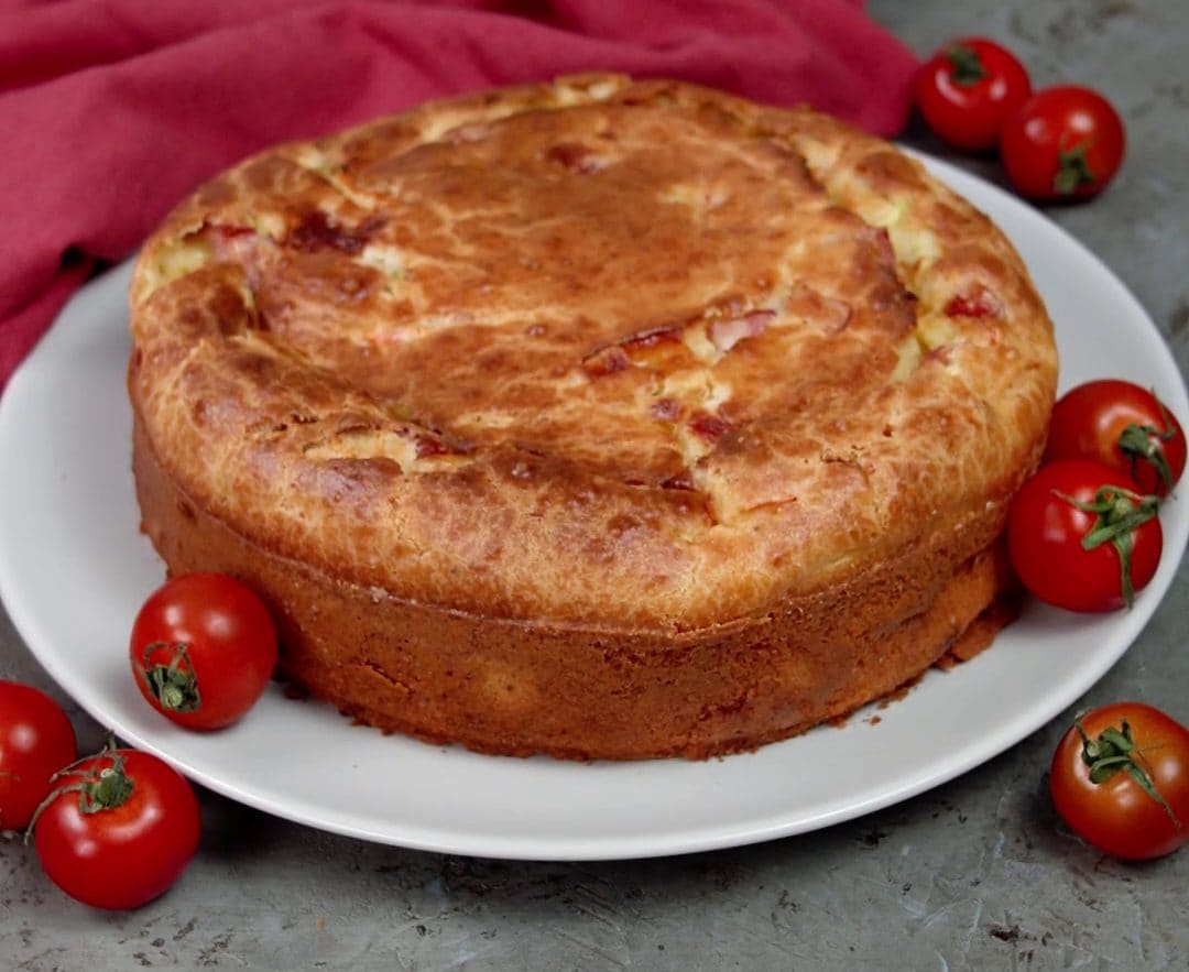 Torta salata ripiena di prosciutto e formaggio: la ricetta del rustico soffice e saporito