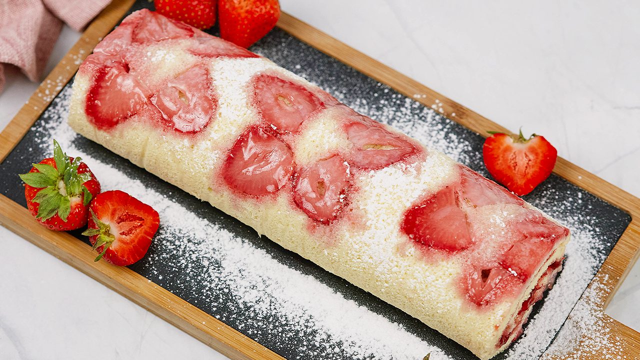 Rotolo alle fragole: la ricetta del dolce d'effetto e delizioso