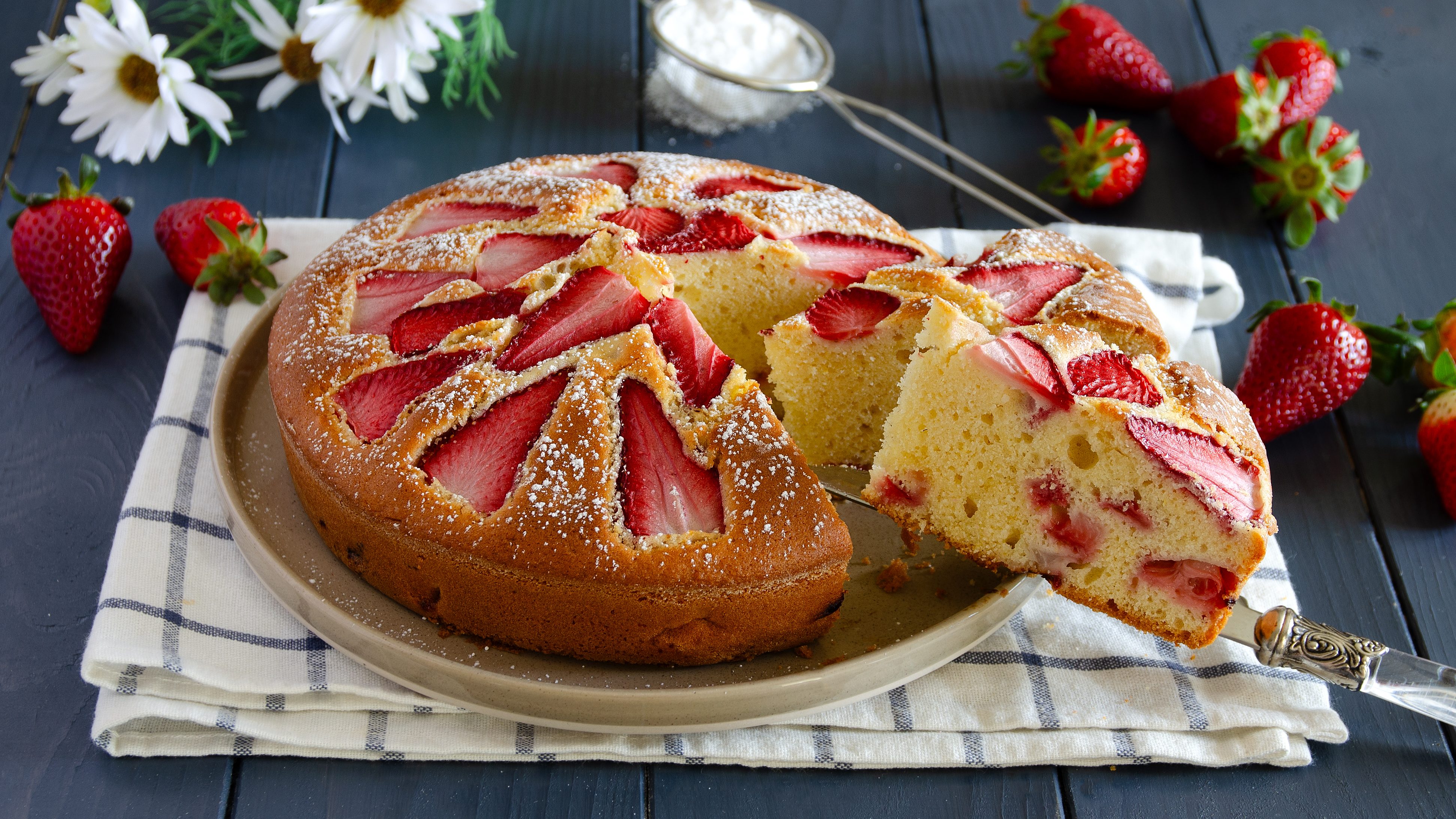 Torta yogurt e fragole